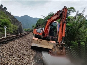 小型挖掘机驶入铁路寻龙脉