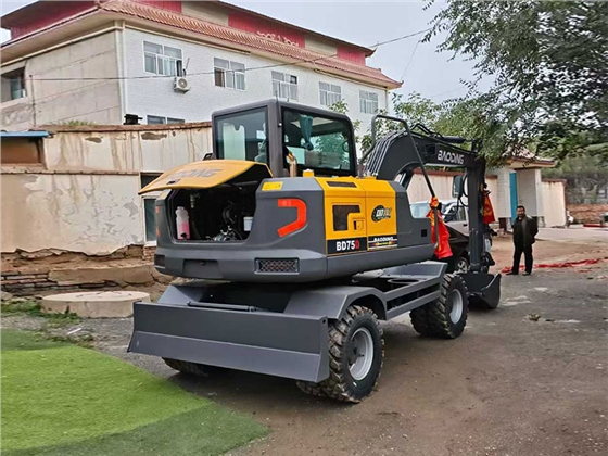 宝鼎75挖掘机.jpg 宝鼎75挖掘机.jpg