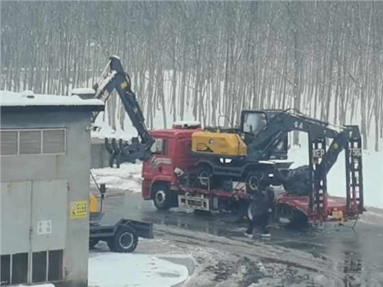 宝鼎挖掘机厂家雪天发车.jpg 宝鼎挖掘机厂家雪天发车.jpg