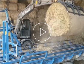 宝鼎抓草机在草料仓库工作视频