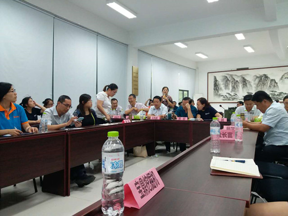 宝鼎小型挖掘机厂家参加牛商争霸赛现场