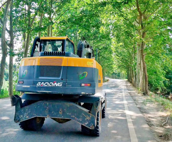 道路上奔驰的轮式挖掘机.jpg