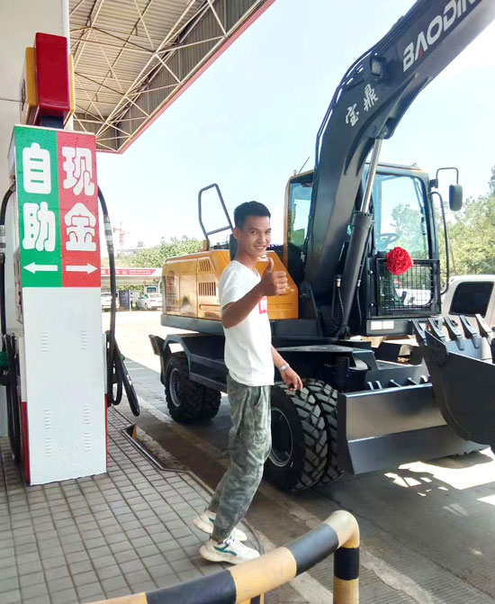高效节能的宝鼎轮式挖掘机.jpg