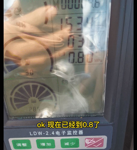 轮式抓木机