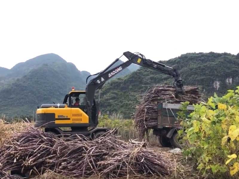 轮式物料抓装机，选宝鼎！