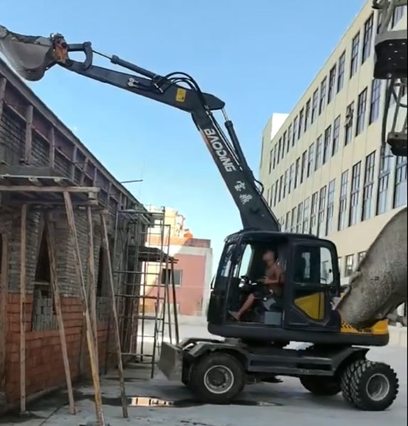 一机多用!宝鼎90G挖掘机现身建筑工地 一机多用!宝鼎90G挖掘机现身建筑工地