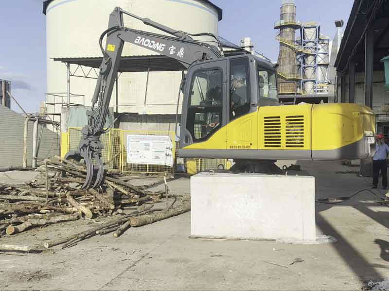 宝鼎固定式电动抓料机.jpg 宝鼎固定式电动抓料机.jpg