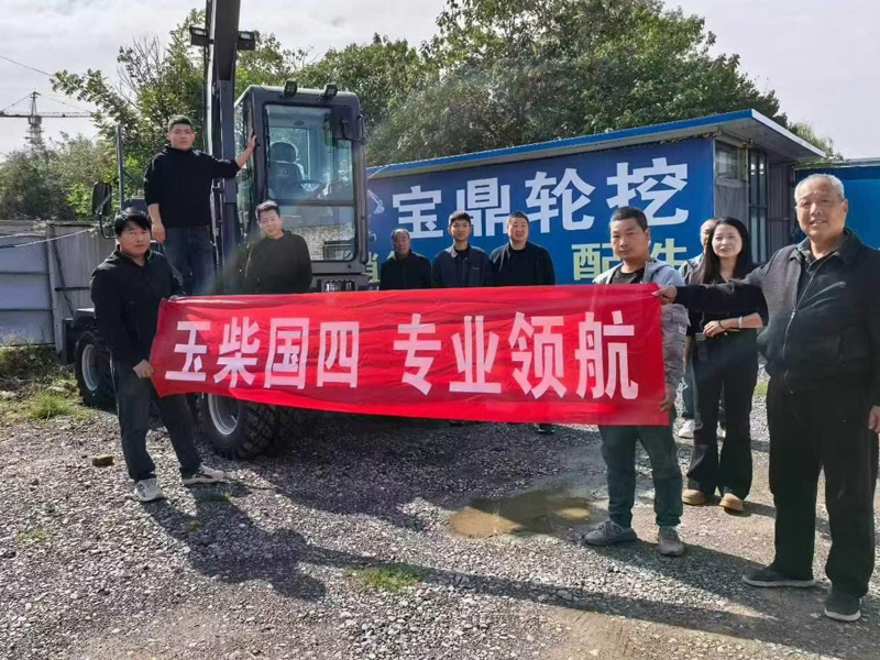 宝鼎轮式挖掘机.jpg