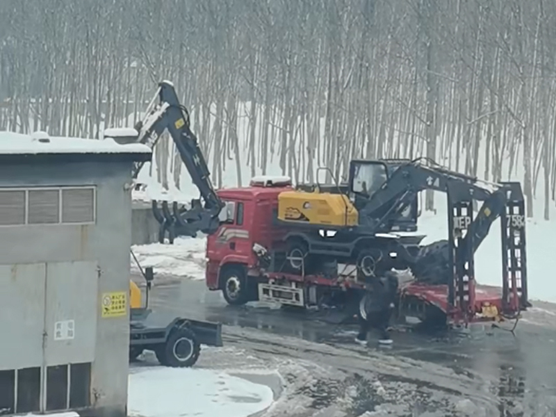 宝鼎挖掘机厂家雪天发车.jpg 宝鼎挖掘机厂家雪天发车.jpg