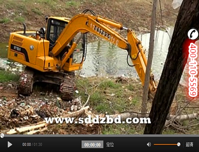 河南客户履带90反铲小型挖掘机下河工作视频