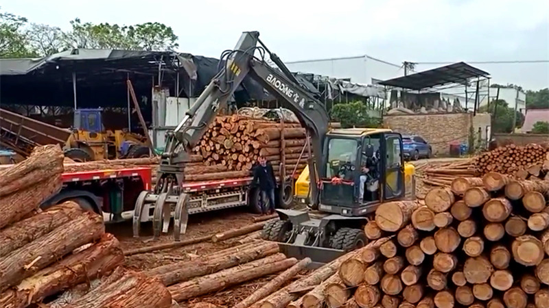小型多用途轮式挖掘机抓木机应对多种工况用对了想不赚钱很难
